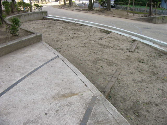 砂場を横断する木のレール